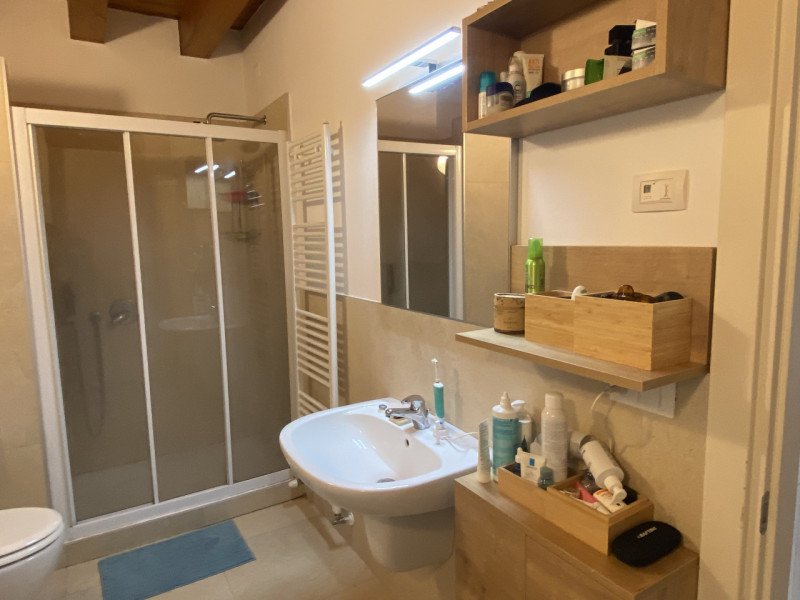 MONTEVIALE: Immerso nella quiete e in piccolo contesto proponiamo un appartamento unico, recentem...