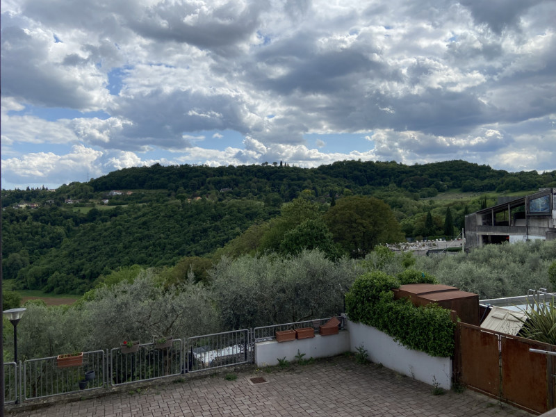 MONTEVIALE: Immerso nella quiete e in piccolo contesto proponiamo un appartamento unico, recentem...