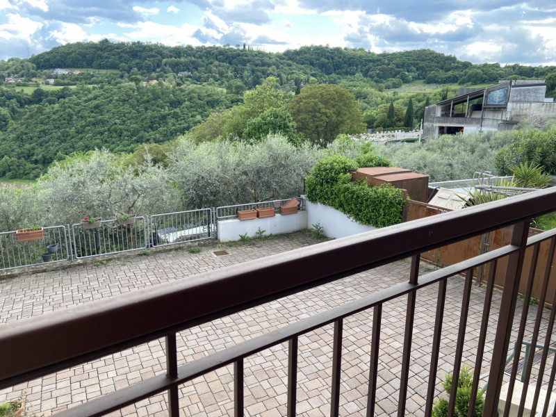 MONTEVIALE: Immerso nella quiete e in piccolo contesto proponiamo un appartamento unico, recentem...