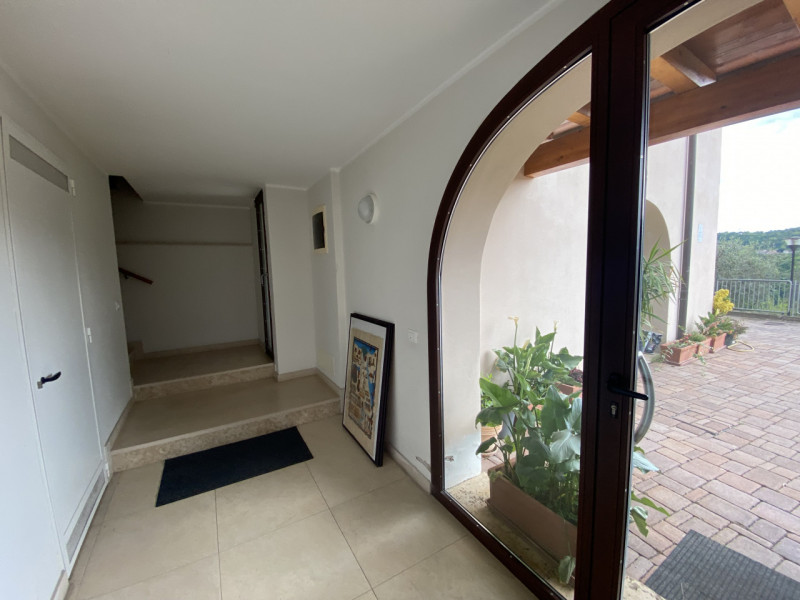 MONTEVIALE: Immerso nella quiete e in piccolo contesto proponiamo un appartamento unico, recentem...