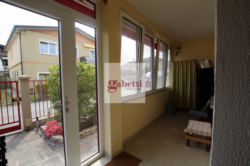 MONTA' S.IGNAZIO Proponiamo in vendita un appartamento quadrilocale situato al piano terra di una...