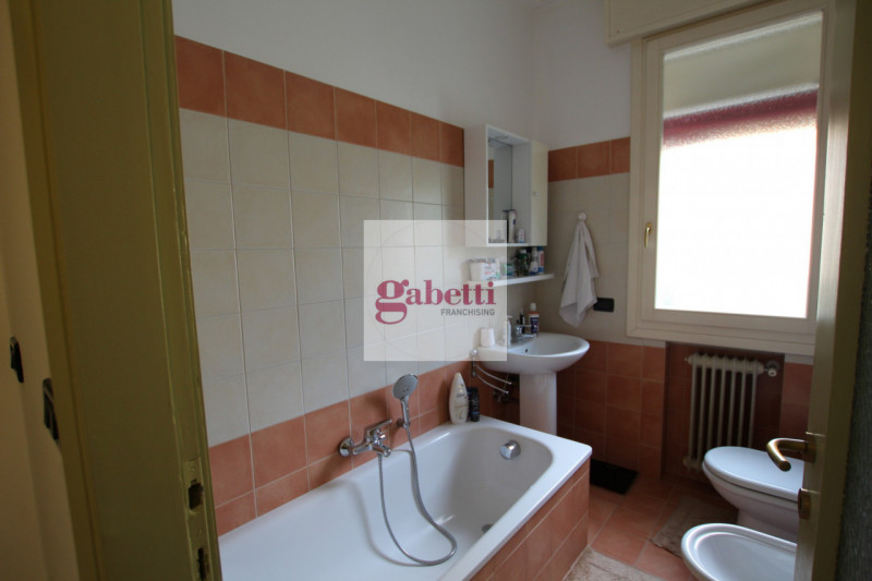 MONTA' S.IGNAZIO Proponiamo in vendita un appartamento quadrilocale situato al piano terra di una...