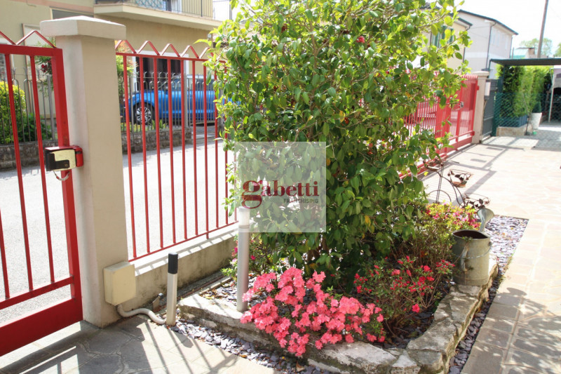 MONTA' S.IGNAZIO Proponiamo in vendita un appartamento quadrilocale situato al piano terra di una...