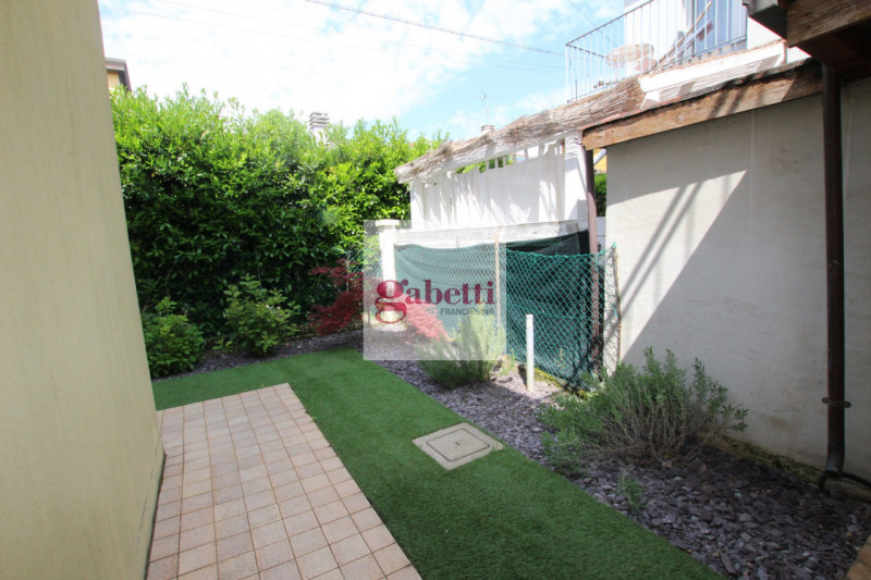 MONTA' S.IGNAZIO Proponiamo in vendita un appartamento quadrilocale situato al piano terra di una...