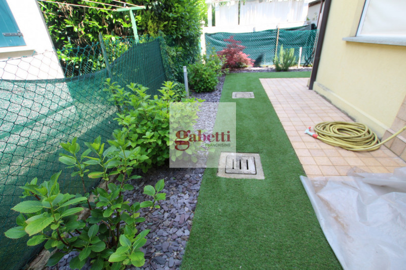 MONTA' S.IGNAZIO Proponiamo in vendita un appartamento quadrilocale situato al piano terra di una...