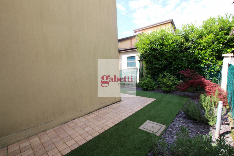 MONTA' S.IGNAZIO Proponiamo in vendita un appartamento quadrilocale situato al piano terra di una...