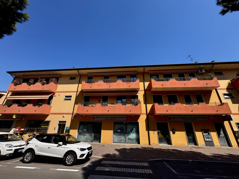 COMPOSIZIONE:
Proponiamo in vendita appartamento situato al secondo piano composto da ampio soggi...