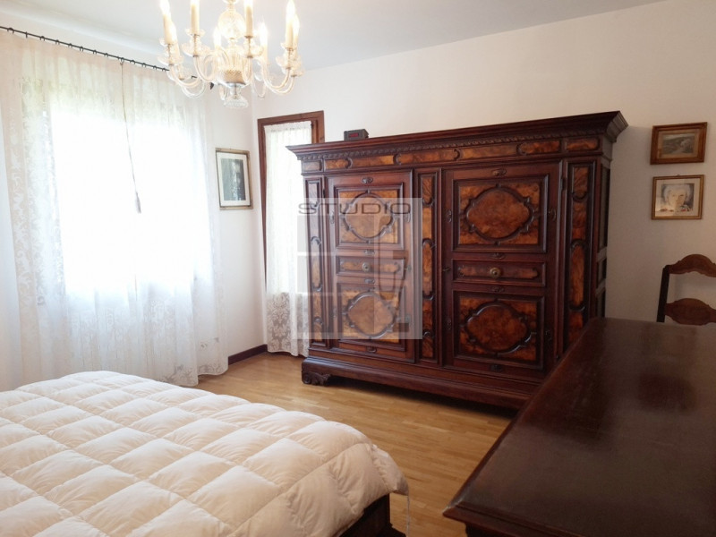 Tutto quello che cerchi in un'abitazione: questa te lo offre!

/LOCATION/
In CENTRO a Camposampie...