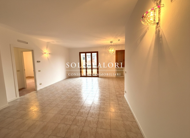 Rif. A939  (Nada 392 6956333)

In posizione centralissima e strategica, comoda a tutti i servizi,...