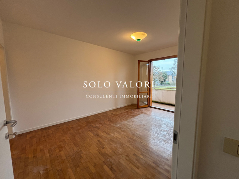 Rif. A939  (Nada 392 6956333)

In posizione centralissima e strategica, comoda a tutti i servizi,...