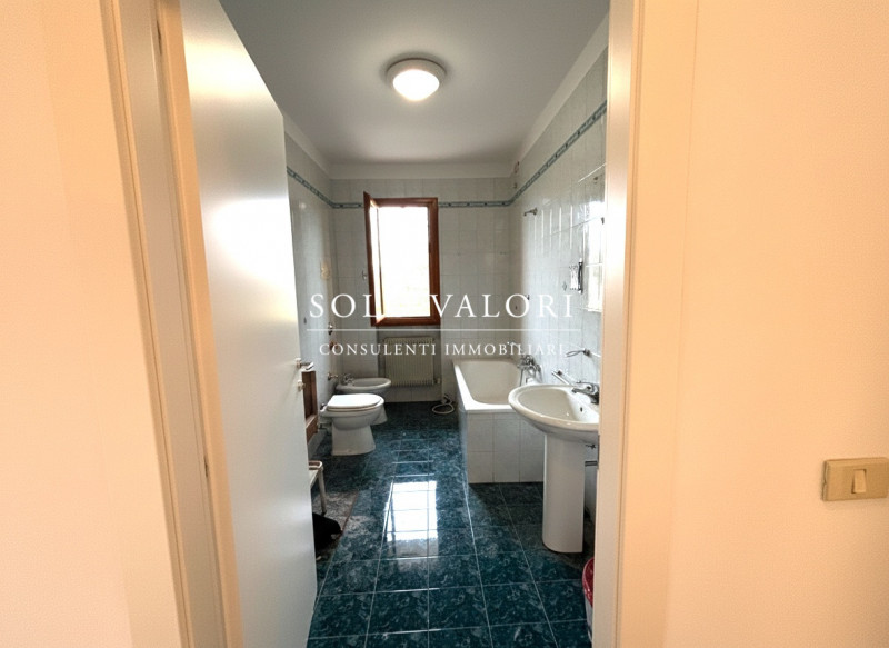 Rif. A939  (Nada 392 6956333)

In posizione centralissima e strategica, comoda a tutti i servizi,...