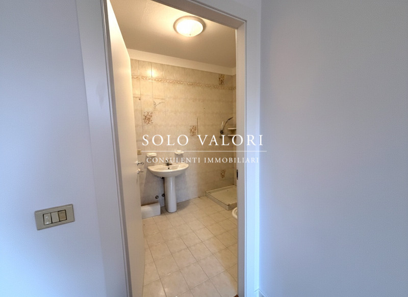 Rif. A939  (Nada 392 6956333)

In posizione centralissima e strategica, comoda a tutti i servizi,...