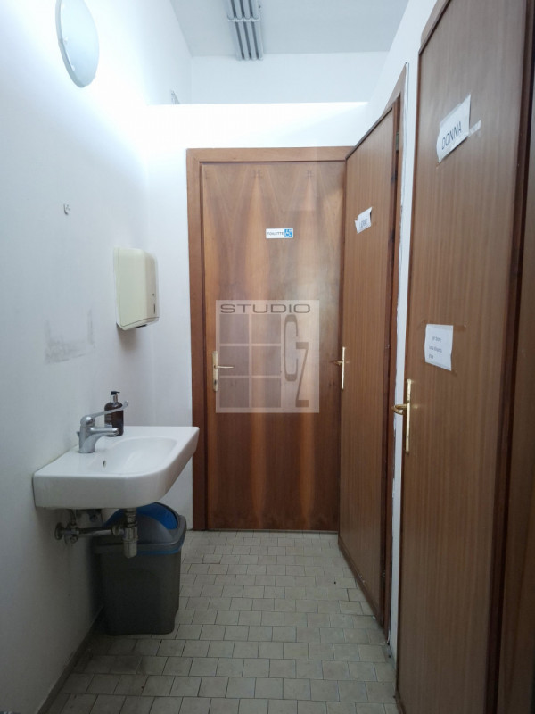 Proponiamo in vendita un ampio negozio situato nel cuore del comune di Loreggia, in zona centrale...