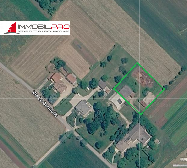 In una delle zone più tranquille e ricercate di Thiene, comoda al centro città, proponiamo terren...