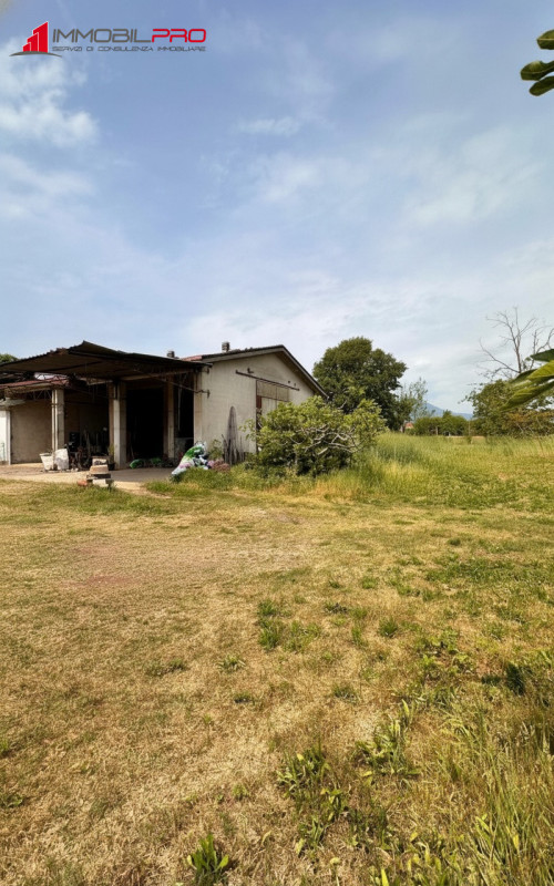 In una delle zone più tranquille e ricercate di Thiene, comoda al centro città, proponiamo terren...