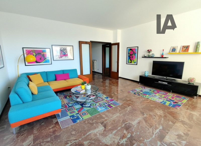 AMPIO 2 CAMERE ZONA PALESTRO €.215.000 - rif.LM013

Proponiamo un ampio e luminoso appartamento d...