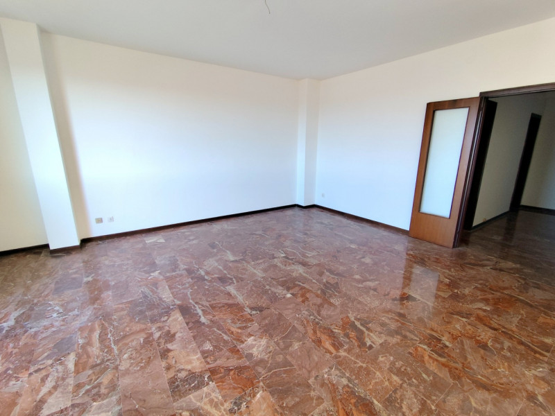 AMPIO 2 CAMERE ZONA PALESTRO €.215.000 - rif.LM013

Proponiamo un ampio e luminoso appartamento d...