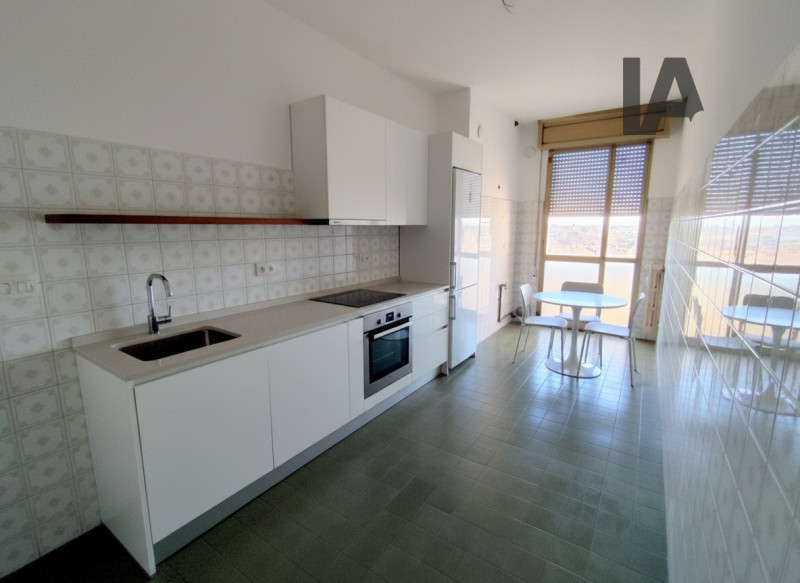AMPIO 2 CAMERE ZONA PALESTRO €.215.000 - rif.LM013

Proponiamo un ampio e luminoso appartamento d...
