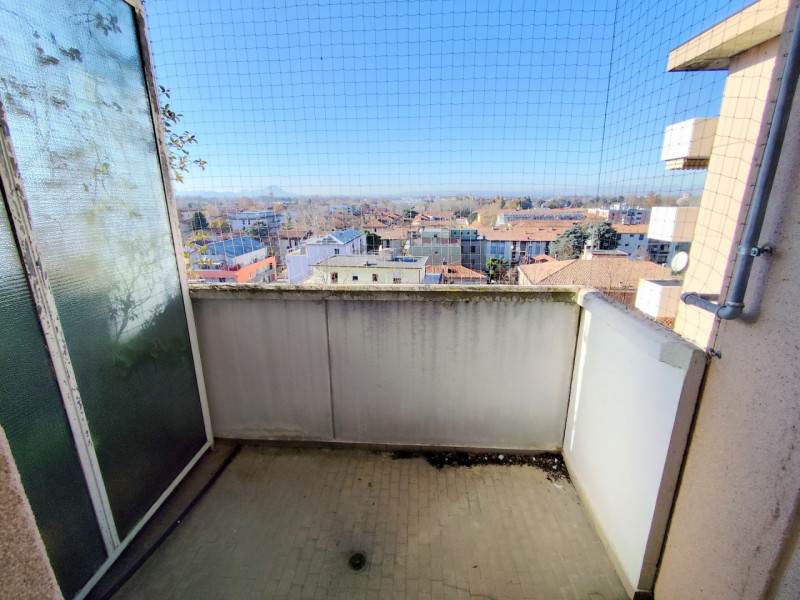 AMPIO 2 CAMERE ZONA PALESTRO €.215.000 - rif.LM013

Proponiamo un ampio e luminoso appartamento d...