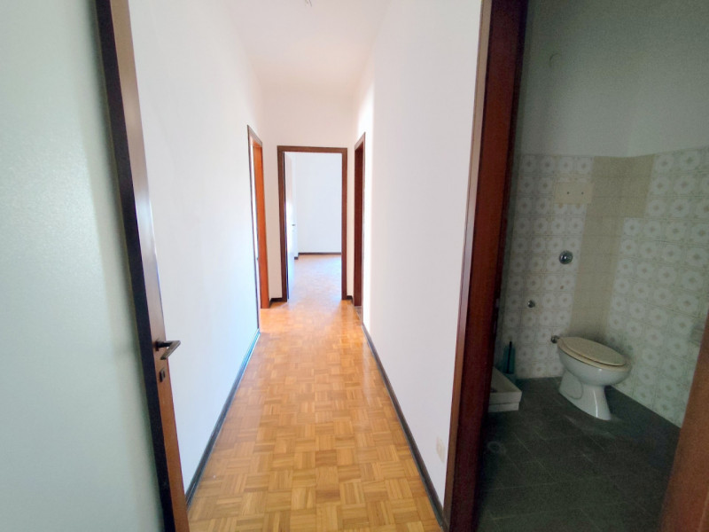 AMPIO 2 CAMERE ZONA PALESTRO €.215.000 - rif.LM013

Proponiamo un ampio e luminoso appartamento d...