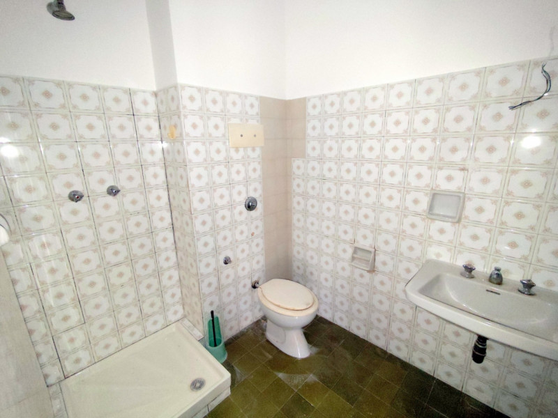 AMPIO 2 CAMERE ZONA PALESTRO €.215.000 - rif.LM013

Proponiamo un ampio e luminoso appartamento d...