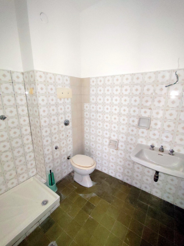 AMPIO 2 CAMERE ZONA PALESTRO €.215.000 - rif.LM013

Proponiamo un ampio e luminoso appartamento d...
