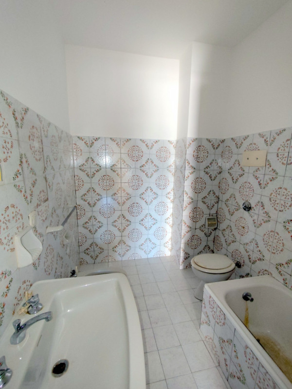 AMPIO 2 CAMERE ZONA PALESTRO €.215.000 - rif.LM013

Proponiamo un ampio e luminoso appartamento d...