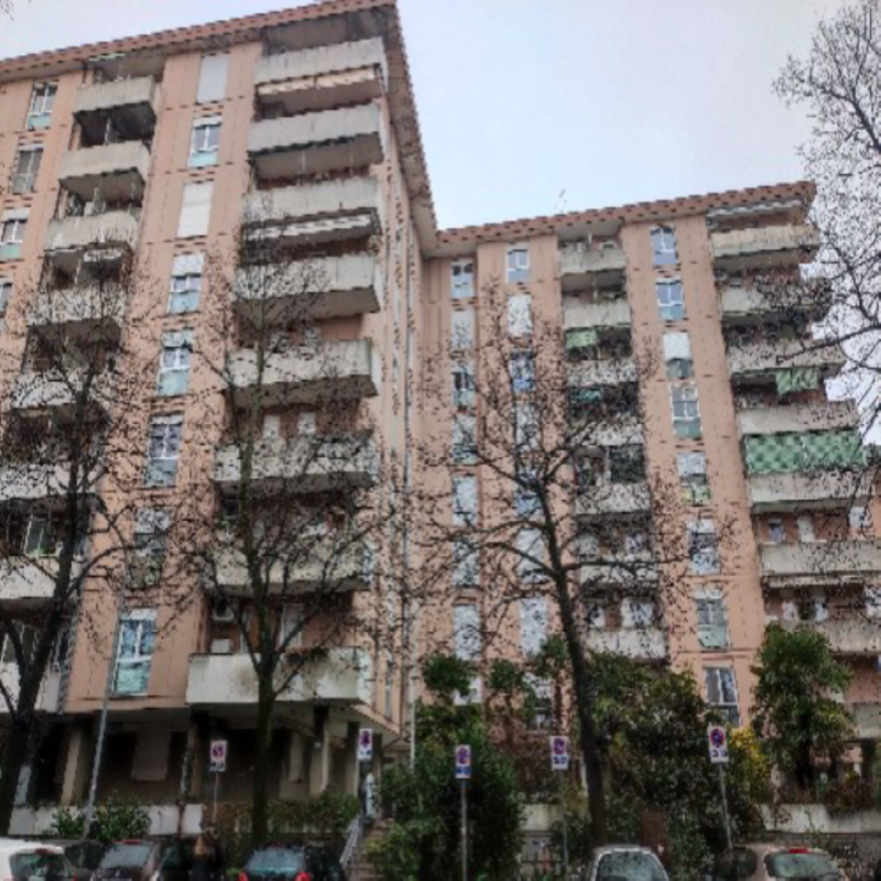 AMPIO 2 CAMERE ZONA PALESTRO €.215.000 - rif.LM013

Proponiamo un ampio e luminoso appartamento d...