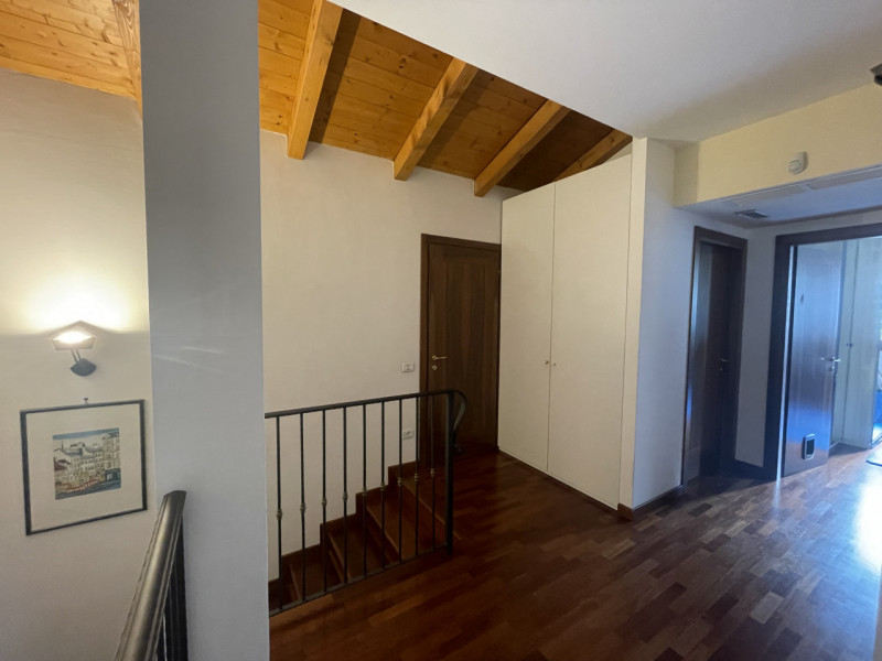 Scopri questa interessante bifamiliare situata a Rubano (PD), nella frazione di Bosco, comoda all...