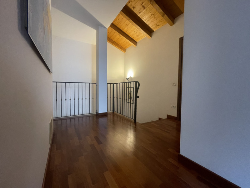 Scopri questa interessante bifamiliare situata a Rubano (PD), nella frazione di Bosco, comoda all...