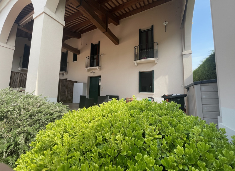 Scopri questa interessante bifamiliare situata a Rubano (PD), nella frazione di Bosco, comoda all...