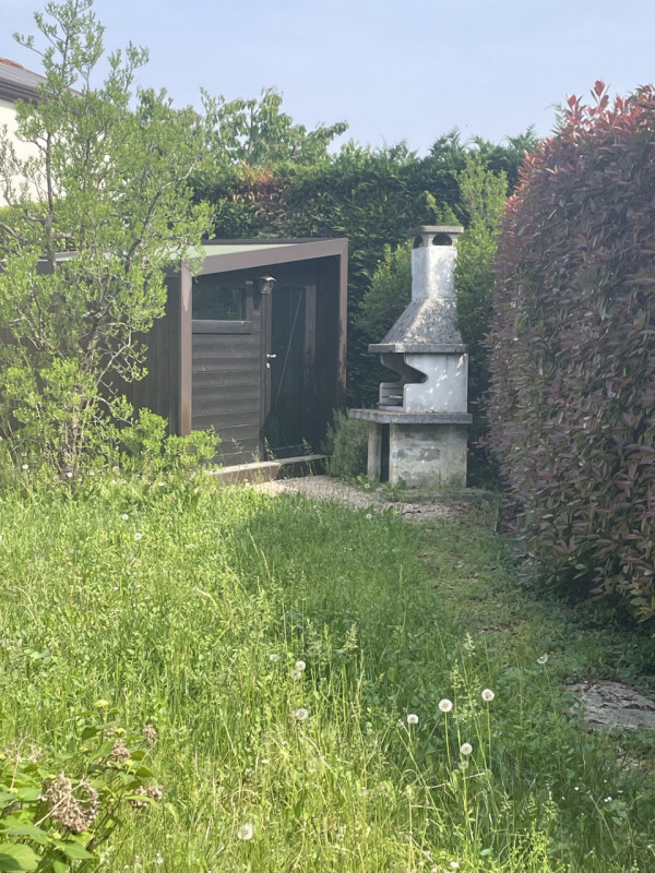 Scopri questa interessante bifamiliare situata a Rubano (PD), nella frazione di Bosco, comoda all...