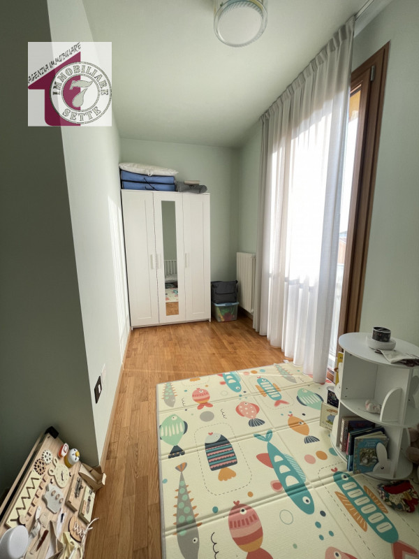 Vendesi PIAZZOLA SUL BRENTA CENTRO ATTICO al secondo e ultimo piano di circa 115 mq., all'interno...