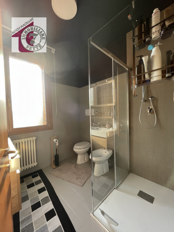 Vendesi PIAZZOLA SUL BRENTA CENTRO ATTICO al secondo e ultimo piano di circa 115 mq., all'interno...