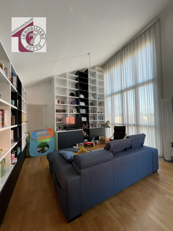 Vendesi PIAZZOLA SUL BRENTA CENTRO ATTICO al secondo e ultimo piano di circa 115 mq., all'interno...