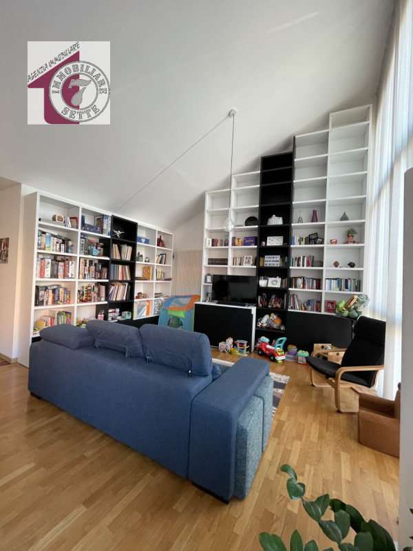 Vendesi PIAZZOLA SUL BRENTA CENTRO ATTICO al secondo e ultimo piano di circa 115 mq., all'interno...