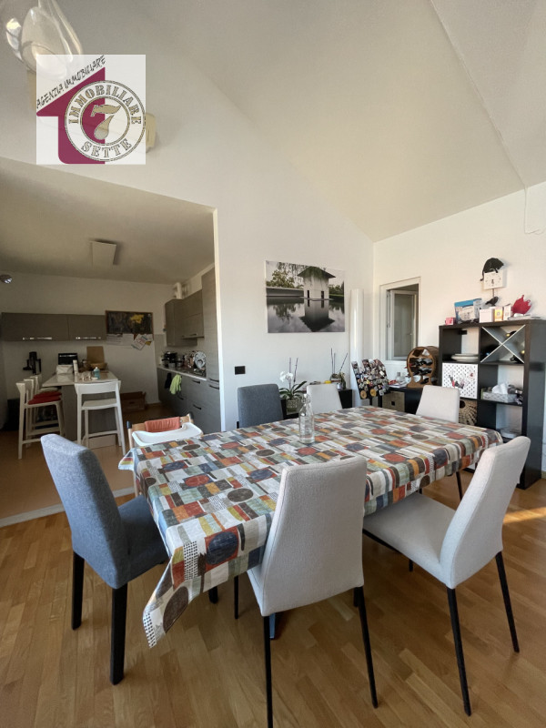 Vendesi PIAZZOLA SUL BRENTA CENTRO ATTICO al secondo e ultimo piano di circa 115 mq., all'interno...