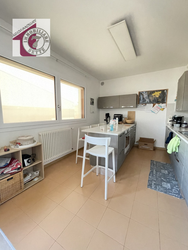 Vendesi PIAZZOLA SUL BRENTA CENTRO ATTICO al secondo e ultimo piano di circa 115 mq., all'interno...