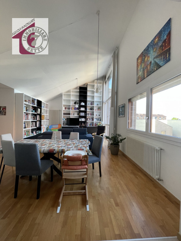 Vendesi PIAZZOLA SUL BRENTA CENTRO ATTICO al secondo e ultimo piano di circa 115 mq., all'interno...