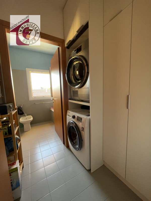 Vendesi PIAZZOLA SUL BRENTA CENTRO ATTICO al secondo e ultimo piano di circa 115 mq., all'interno...