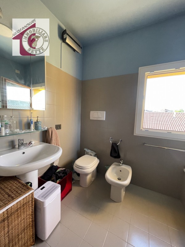 Vendesi PIAZZOLA SUL BRENTA CENTRO ATTICO al secondo e ultimo piano di circa 115 mq., all'interno...