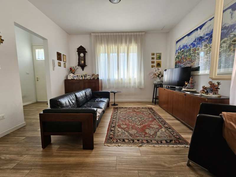 VICENZA-Viale Astichello: in contesto di Bifamiliare, proponiamo spazioso, curatissimo e ristrutt...