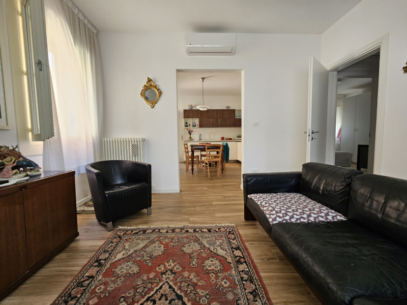 VICENZA-Viale Astichello: in contesto di Bifamiliare, proponiamo spazioso, curatissimo e ristrutt...