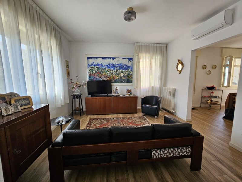 VICENZA-Viale Astichello: in contesto di Bifamiliare, proponiamo spazioso, curatissimo e ristrutt...