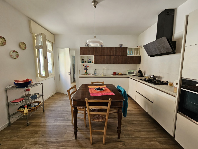 VICENZA-Viale Astichello: in contesto di Bifamiliare, proponiamo spazioso, curatissimo e ristrutt...