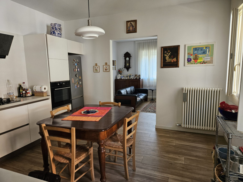 VICENZA-Viale Astichello: in contesto di Bifamiliare, proponiamo spazioso, curatissimo e ristrutt...