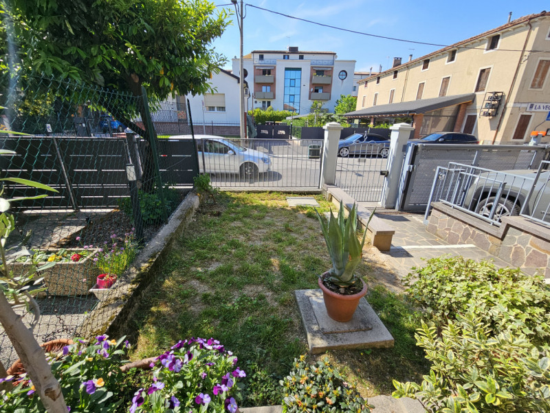 VICENZA-Viale Astichello: in contesto di Bifamiliare, proponiamo spazioso, curatissimo e ristrutt...