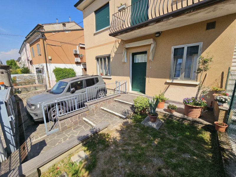 VICENZA-Viale Astichello: in contesto di Bifamiliare, proponiamo spazioso, curatissimo e ristrutt...