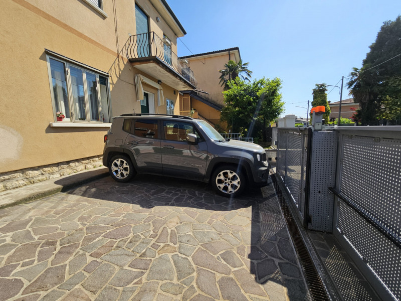 VICENZA-Viale Astichello: in contesto di Bifamiliare, proponiamo spazioso, curatissimo e ristrutt...