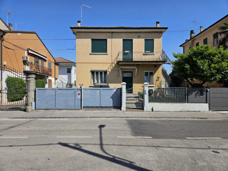 VICENZA-Viale Astichello: in contesto di Bifamiliare, proponiamo spazioso, curatissimo e ristrutt...